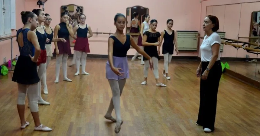 Noticias de Necochea. La Escuela Municipal de Danzas Clásicas se destaca en importante evento