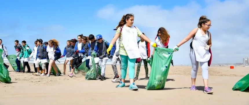 Noticias de Necochea. Alumnos de la Escuela 19 limpiaron las playas