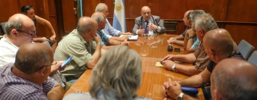 Noticias de Mar del Plata. Arroyo recibió a representantes de taxistas y remiseros