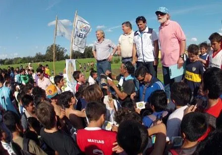 Noticias de Mar Chiquita. Curuchet y Rodríguez entregaron materiales deportivos a más de 800 chicos