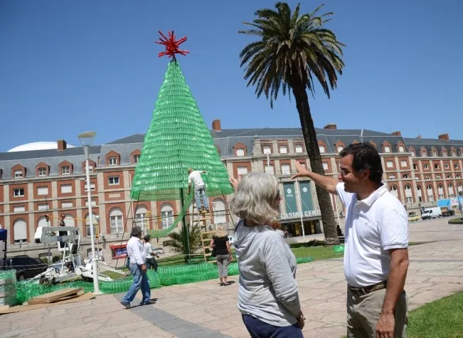Noticias de Mar del Plata. Arbol de Navidad de 14 metros realizado con material reciclable en Mar del Plata
