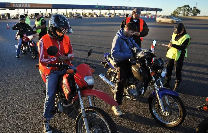 Noticias de Regionales. Pérez “Quienes vendan motos deberán entregar casco y chaleco con número de patente”
