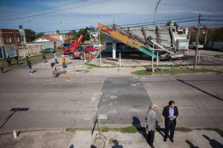 Noticias de Mar del Plata. Demolieron la estación de servicio de Pedraza y Estrada