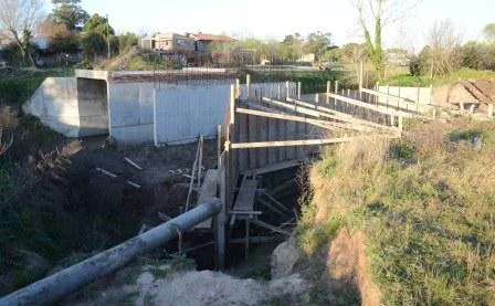 Noticias de Mar del Plata. Construcción de un nuevo puente peatonal y vehicular sobre el arroyo La Tapera