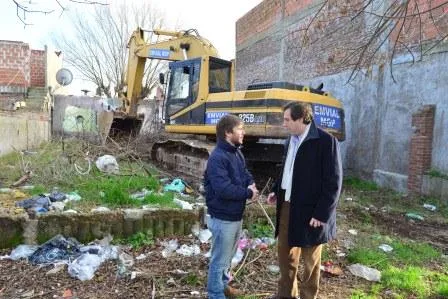 Noticias de Mar del Plata. Demuelen una construcción abandonada