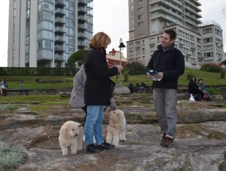 Noticias de Mar del Plata. Farías entregó bolsitas para desechos de perros a los vecinos de Mar del Plata