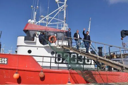 Noticias de Mar del Plata. Pulti recorrió el primer barco Centollero construido en Mar del Plata