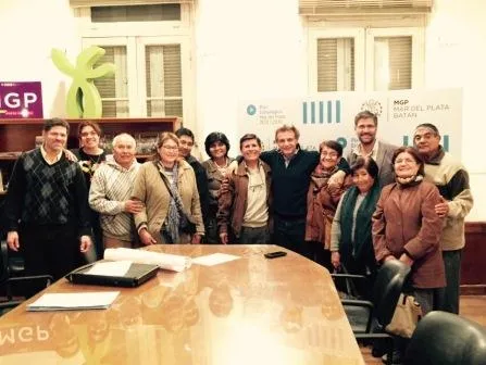 Noticias de Mar del Plata. Pulti recibió a integrantes del Centro de Residentes Bolivianos