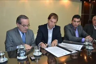 Noticias de Miramar. Di Cesare firmó firmó un convenio con la UCA de La Plata
