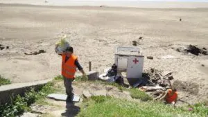 Noticias de Mar del Plata. Retiran toneladas de basura de la playa en Constitución y la Costa