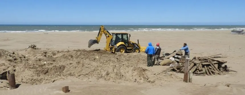 Noticias de Necochea. Quitan excesos de arena en bajadas públicas y accesos a la playa