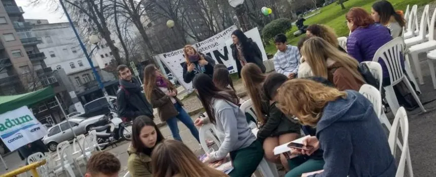 Noticias de Mar del Plata. La FUM realizó clases públicas en Plaza Mitre