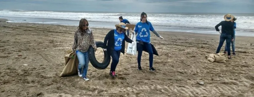 Noticias de Mar Chiquita. Limpian las playas en Costa Norte