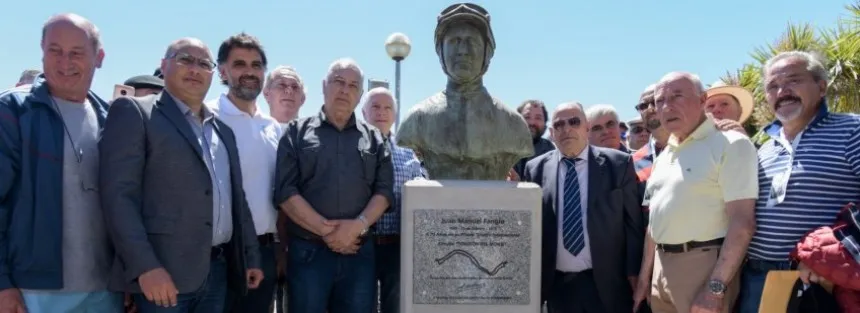 Noticias de Mar del Plata. Descubren un busto a Fangio en Mar del Plata