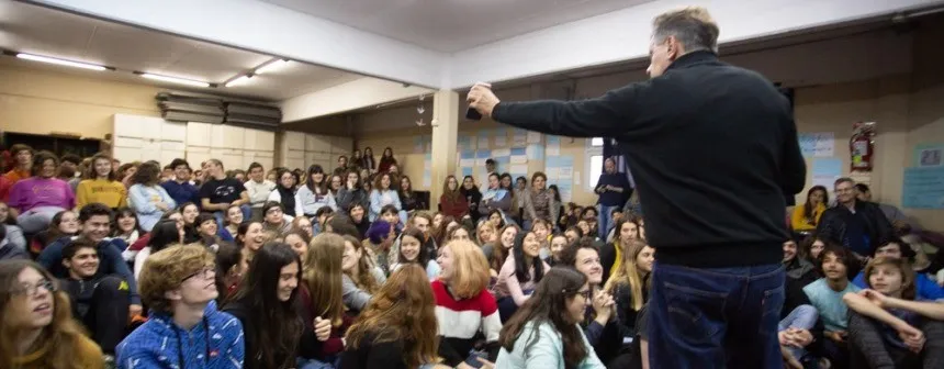 Noticias de Mar del Plata. Pulti con estudiantes del Colegio Illia