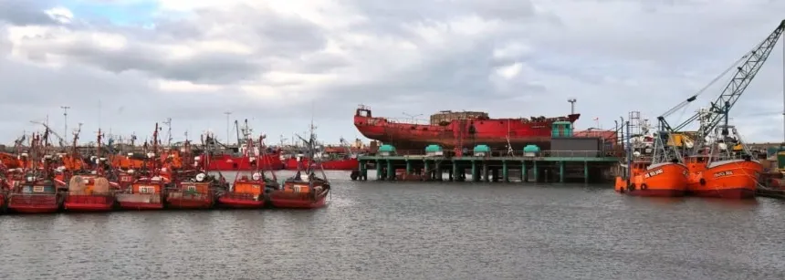 Noticias de Mar del Plata. Comenzaron a desguazar buques fuera de servicio en el Puerto de Mar del Plata