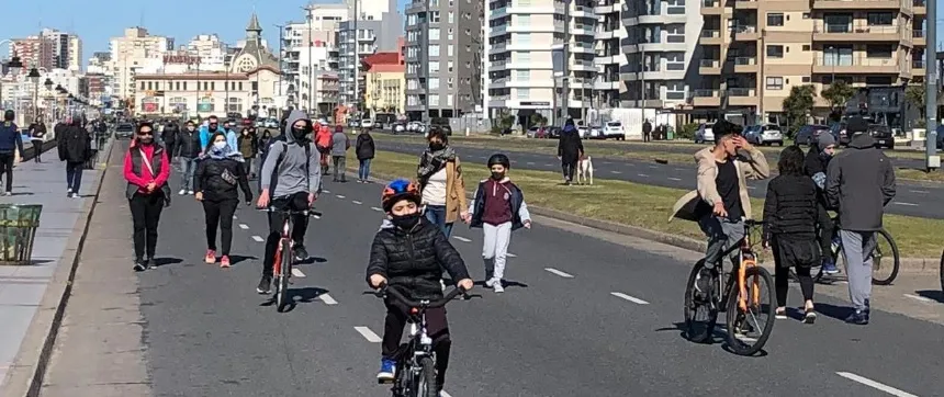 Noticias de Mar del Plata. Los marplatenses disfrutaron del paseo costanero en formato peatonal