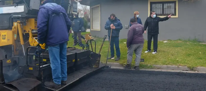 Noticias de Mar del Plata. Montenegro recorrió obra de asfalto en Peralta Ramos Oeste