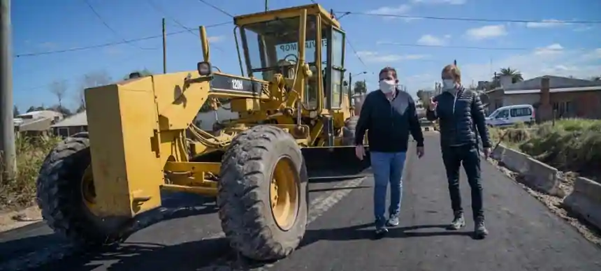 Noticias de Mar del Plata. Montenegro supervisó trabajos de asfalto de calles en Batán
