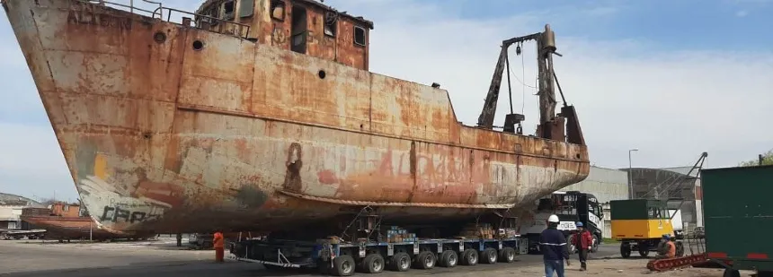Noticias de Mar del Plata. Removieron un buque inactivo que se encontraba en tierra