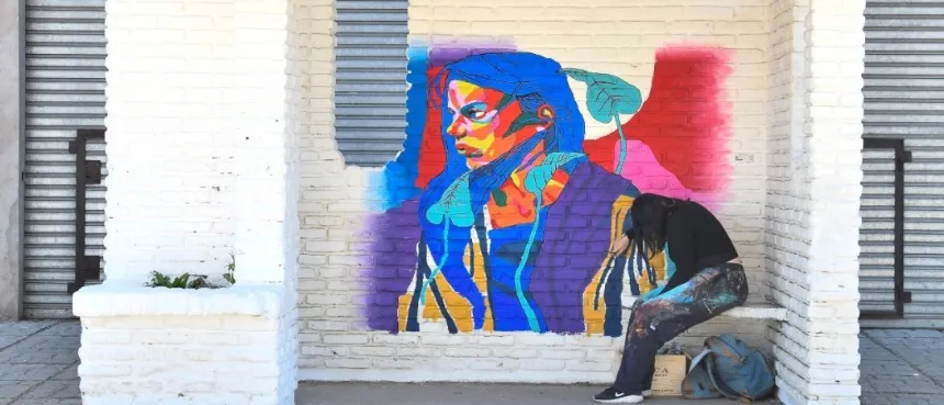 Artista local pinta murales en garitas de colectivos en Necochea. Noticia de Región Mar del Plata