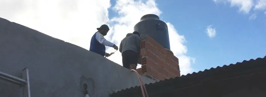 Colocan tanques de agua en viviendas de La Movediza en Tandil. Noticia de Región Mar del Plata