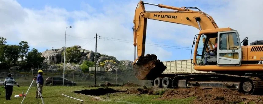 Comenzaron a construir la cisterna para el barrio La Movediza en Tandil. Noticia de Región Mar del Plata
