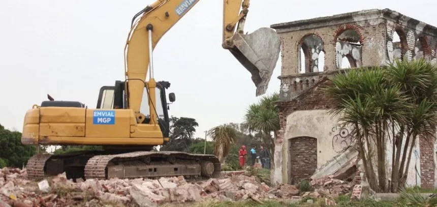 Demolición de la Villa Joyosa en General Pueyrredon. Noticia de Región Mar del Plata