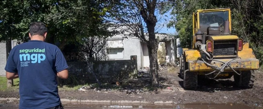 Derribaron una construcción abandonada en el barrio Pampa en General Pueyrredon. Noticia de Región Mar del Plata