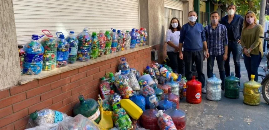 Entregaron tapitas plásticas a la Cooperadora de los Hospitales marplatenses en General Pueyrredon. Noticia de Región Mar del Plata