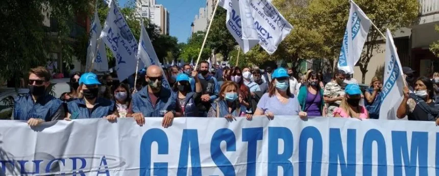 Gastronómicos marcharon pidiendo paritarias en General Pueyrredon. Noticia de Región Mar del Plata