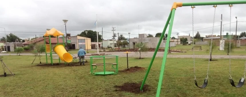 Instalaron juegos en la Plaza Güemes en Loberia. Noticia de Región Mar del Plata