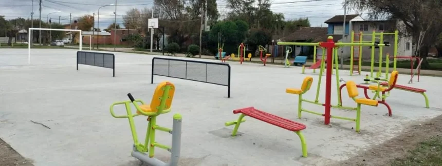 Instalaron juegos saludables en el playón ubicado frente a la Primaria 8 en Mar Chiquita. Noticia de Región Mar del Plata