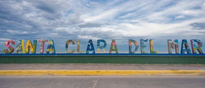 Noticias de Mar Chiquita. Intervención artística en el cartel identificador de Santa Clara