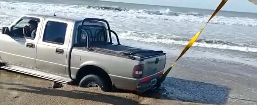 Maquinaria municipal debió resctar camionetas varadas en la arena en Necochea. Noticia de Región Mar del Plata