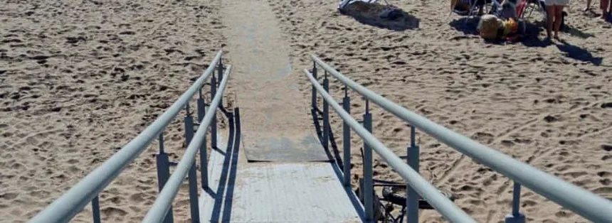 Nuevas sillas para hacer la playa accesible en Necochea. Noticia de Región Mar del Plata