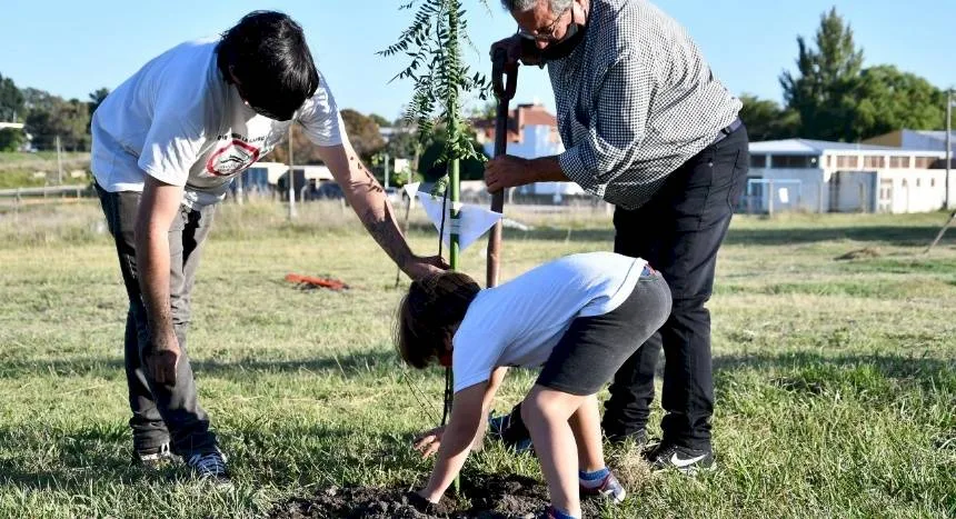 Plantaron 22 árboles por el Día Nacional por la Memoria, la Verdad y la Justicia en Necochea. Noticia de Región Mar del Plata