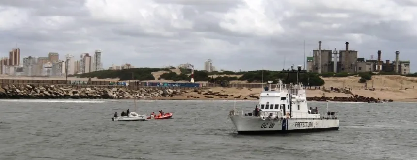 Prefectura asistió a un velero a la deriva con cuatro personas en Necochea. Noticia de Región Mar del Plata