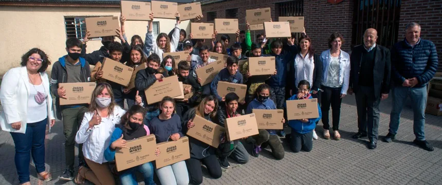 Se entregaron computadoras a estudiantes en Mar Chiquita. Noticia de Región Mar del Plata