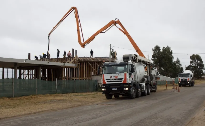 Avanza la construcción de la cancha de hockey municipal en Villa Gesell. Noticia de Región Mar del Plata