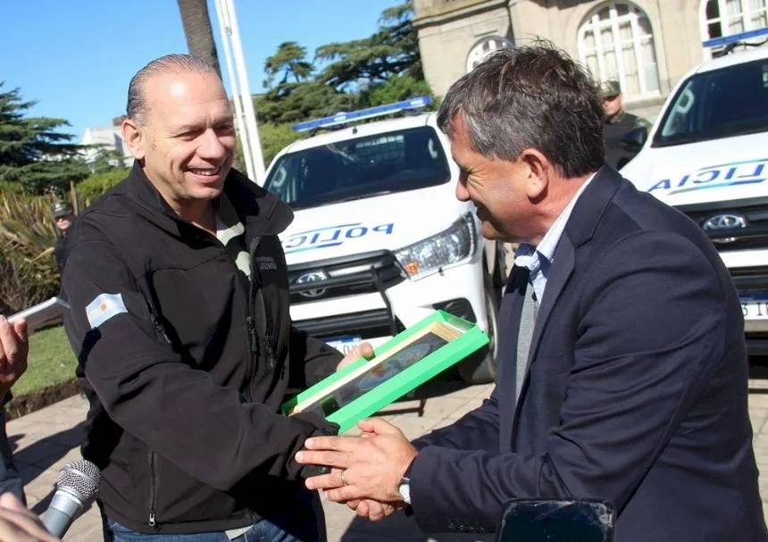 Berni entregó cinco móviles policiales para el CPR en Loberia. Noticia de Región Mar del Plata