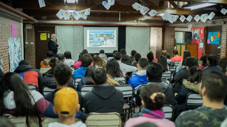 Noticias de Mar del Plata. Brindan charlas sobre Educación Vial en escuelas secundarias