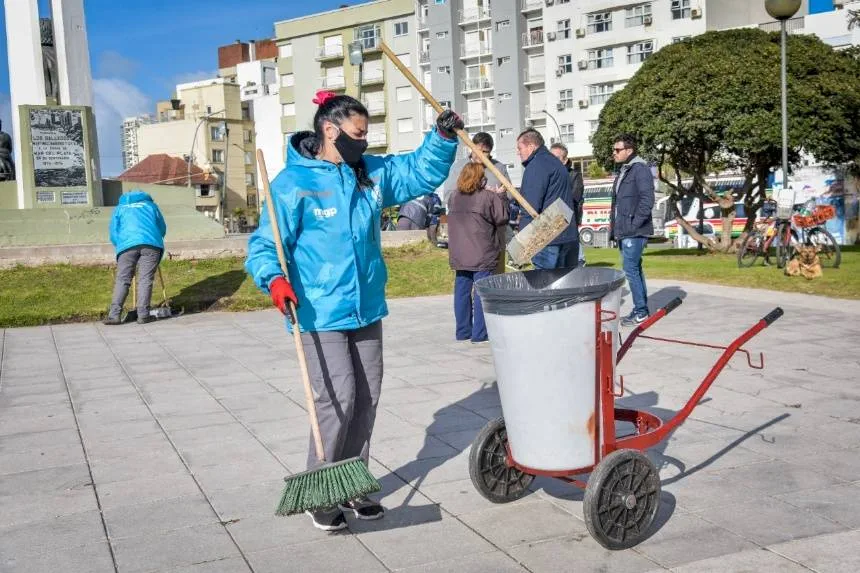 Continúa con la limpieza y el mantenimiento de espacios públicos en General Pueyrredon. Noticia de Región Mar del Plata