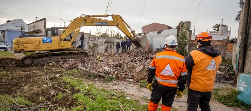 Demolieron dos estructuras abandonadas por riesgo de derrumbe en General Pueyrredon. Noticia de Región Mar del Plata
