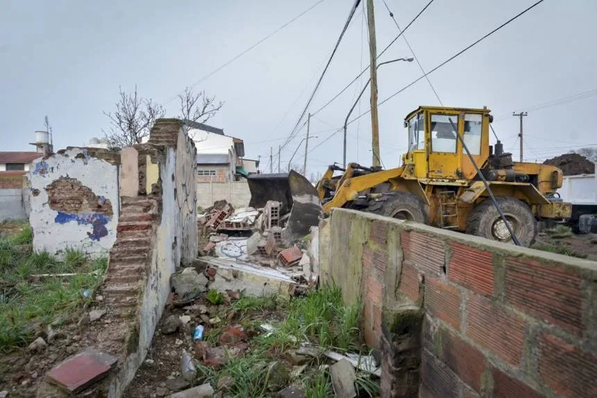 Demuelen vivienda abandonada que presentaba riesgo de derrumbe en General Pueyrredon. Noticia de Región Mar del Plata