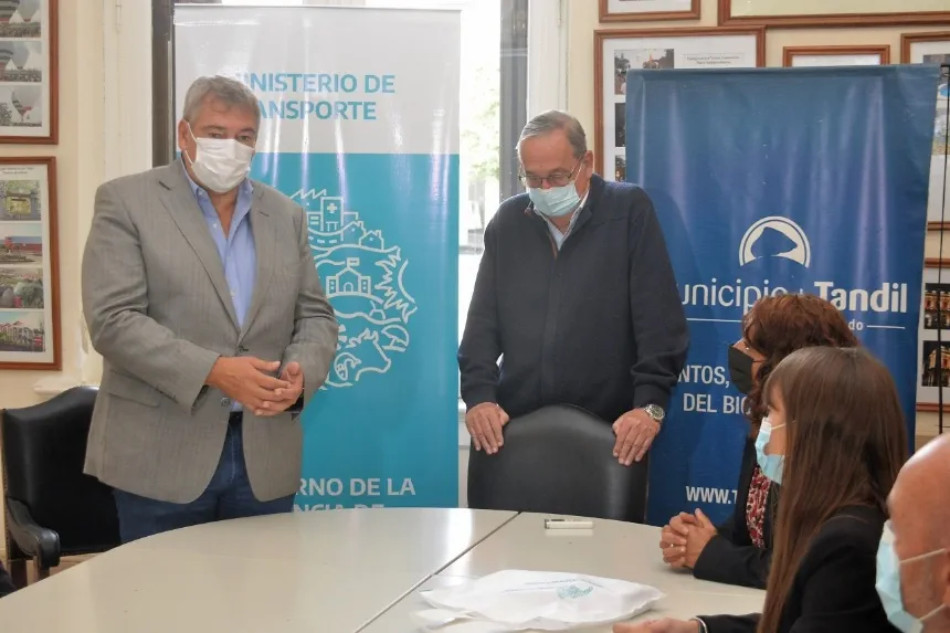 Donofrio y Lunghi entregaron credenciales del pase libre multimodal en Tandil. Noticia de Región Mar del Plata