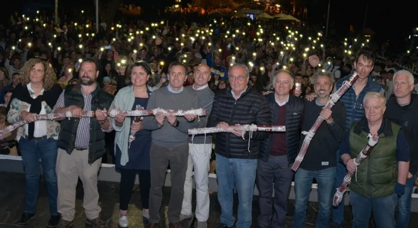 Durante Chacinar lograron batir el récord del salame más largo del mundo en Tandil. Noticia de Región Mar del Plata