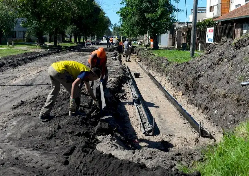 El Municipio continúa las obras de cordón cuneta y pavimento en barrios en General Pueyrredon. Noticia de Región Mar del Plata