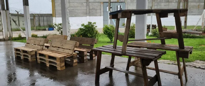 En la Alcaidía Penitenciaria de Batán elaboraron muebles para un geriátrico