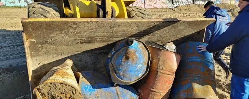 Encontraron tambores de hidrocarburos y cubiertas enterrados en las playas del norte de Mar del Plata en General Pueyrredon. Noticia de Región Mar del Plata
